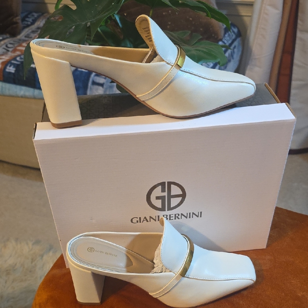 Giani Bernini White and Gold Block Heel Mules